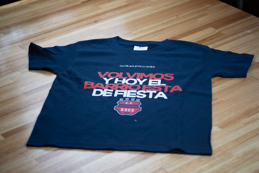 Remera "VOLVIMOS" en azul para Mayores