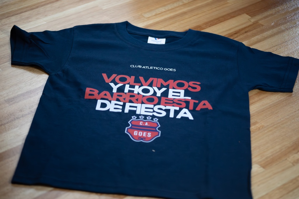 Remera "VOLVIMOS" en azul para Mayores