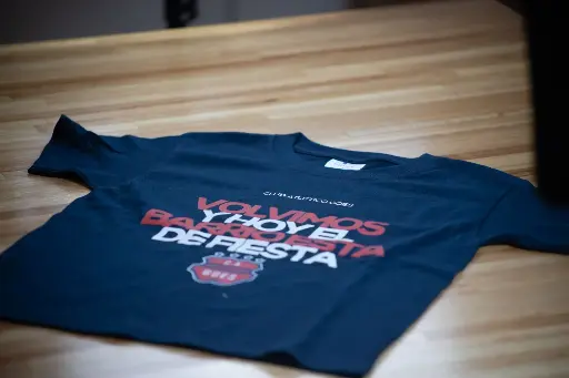 Remera "VOLVIMOS" en azul para Menores